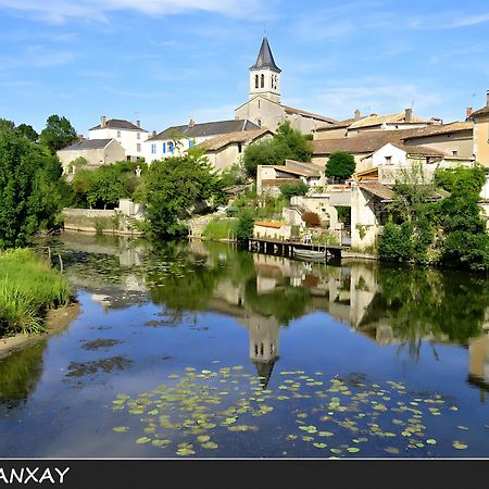 Domaine De La Briouse Bed & Breakfast Sanxay ภายนอก รูปภาพ